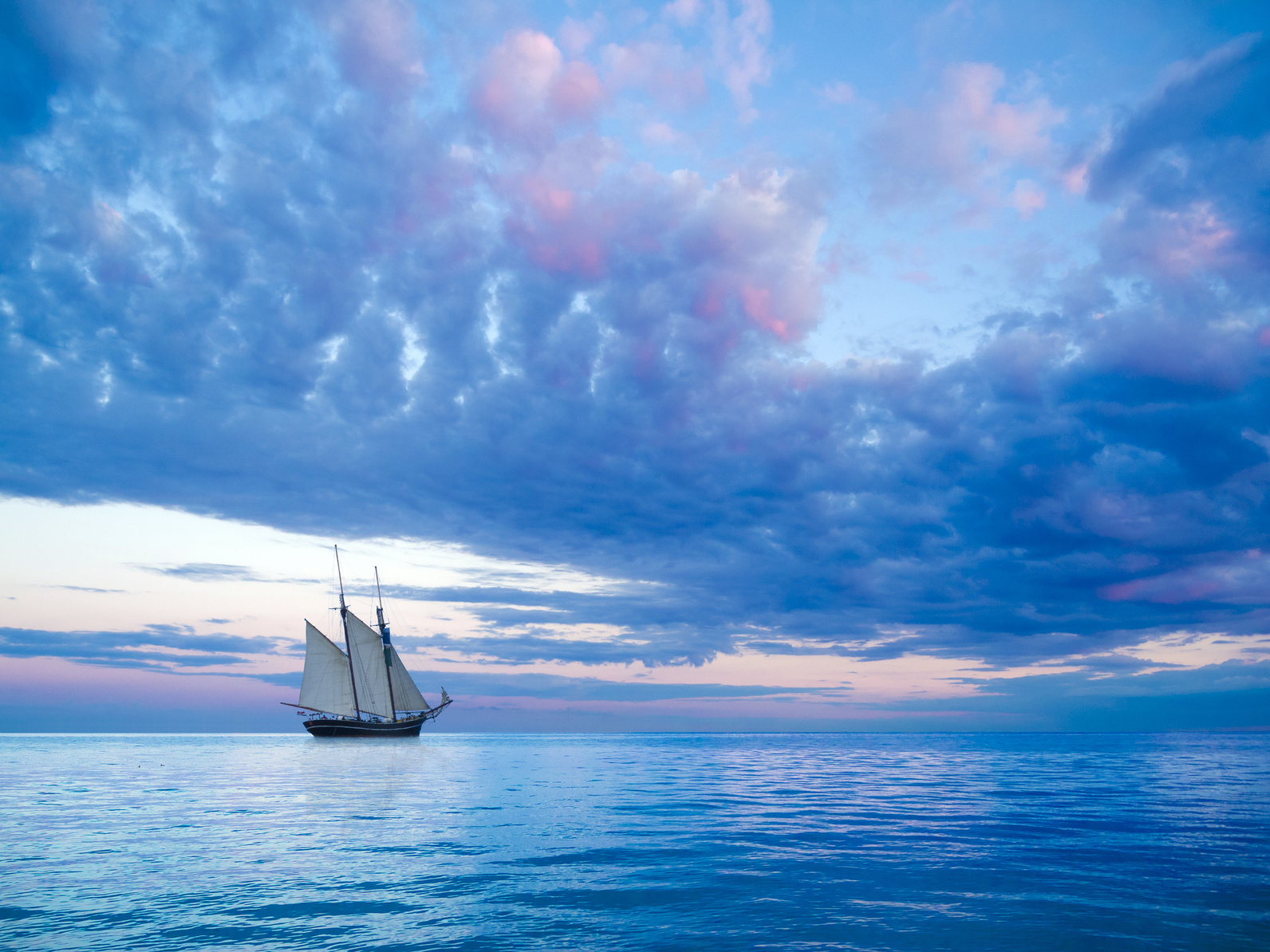 Segelschiff vor stimmungsvollem Himmel